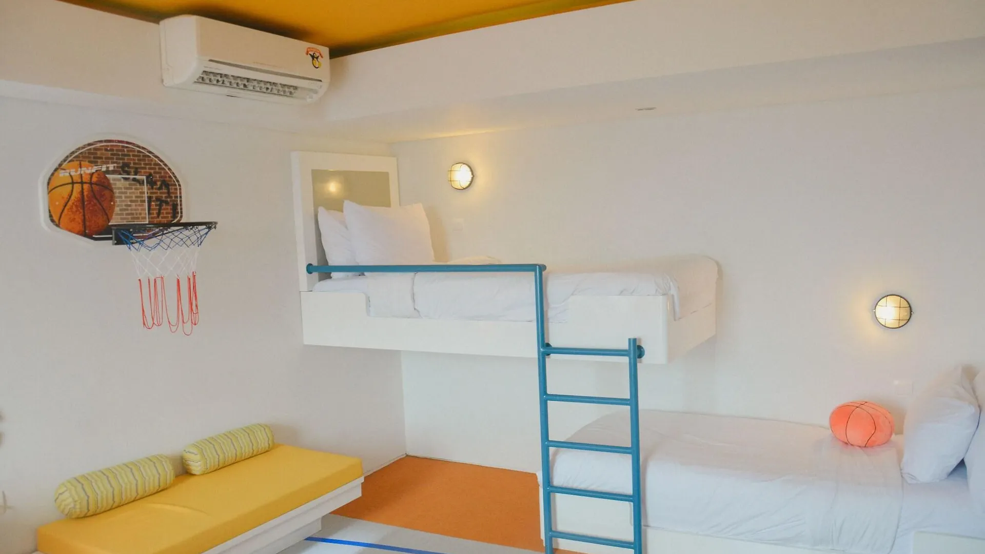 Berry Glee Thematic Hotel Кута