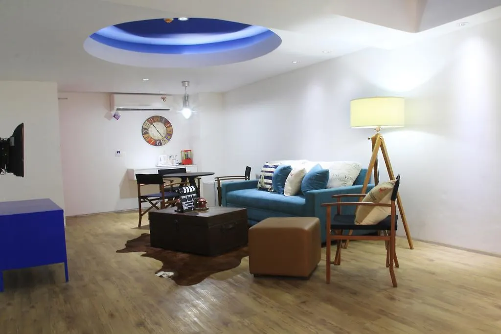Berry Glee Thematic Hotel Кута