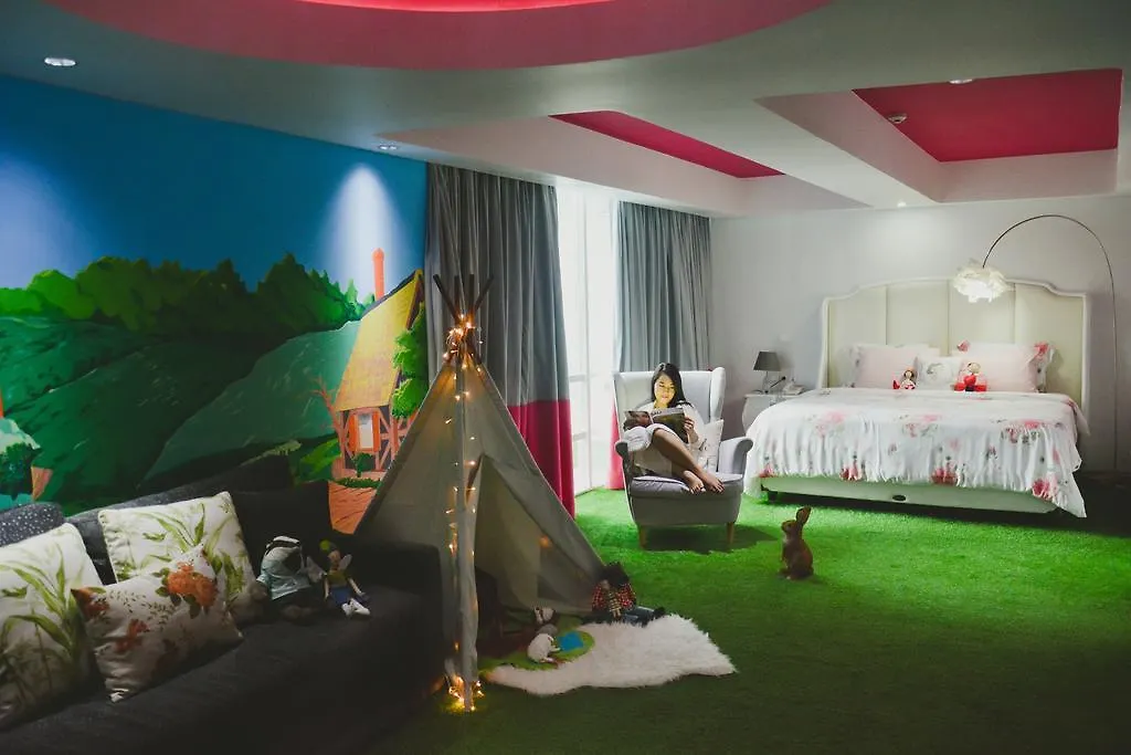 Berry Glee Thematic Hotel Кута