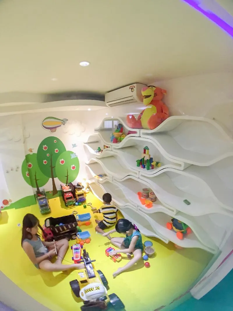 Berry Glee Thematic Hotel Кута 4*,  Индонезия