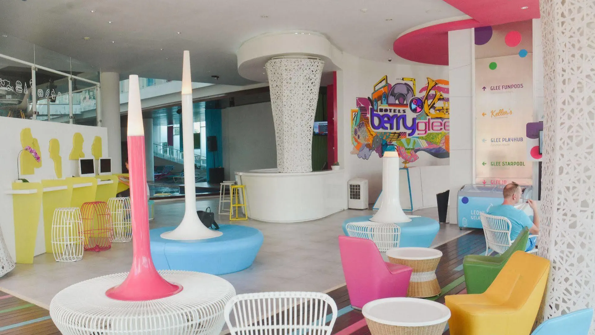 Berry Glee Thematic Hotel Кута